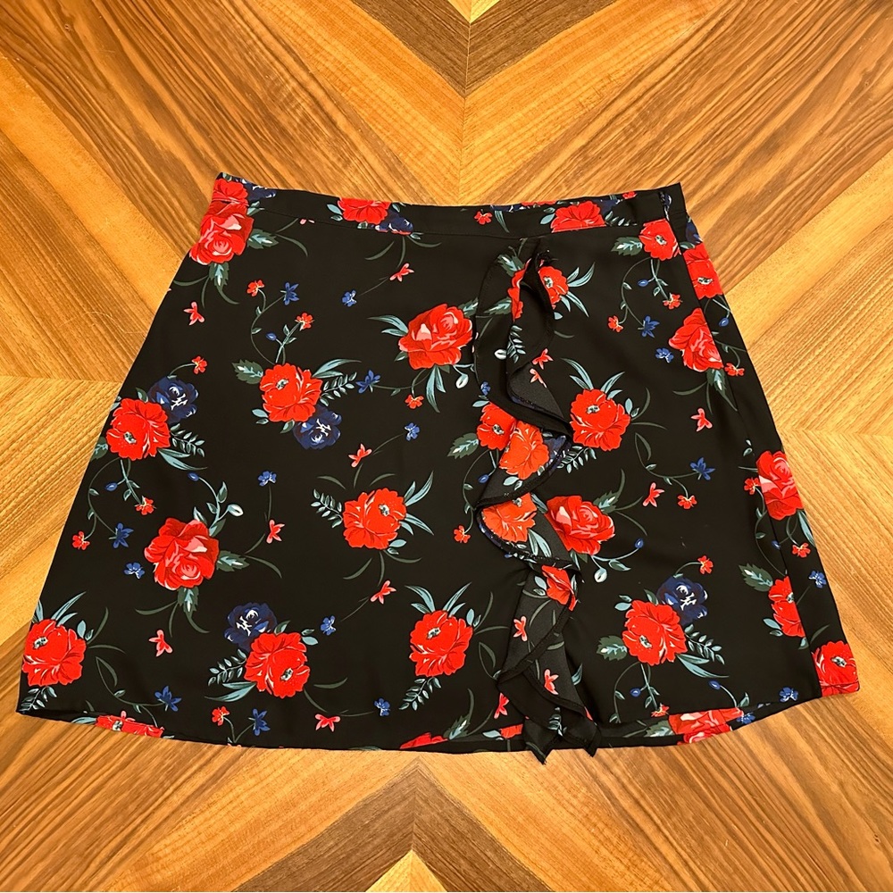 BLACK FLORAL MINI SKIRT